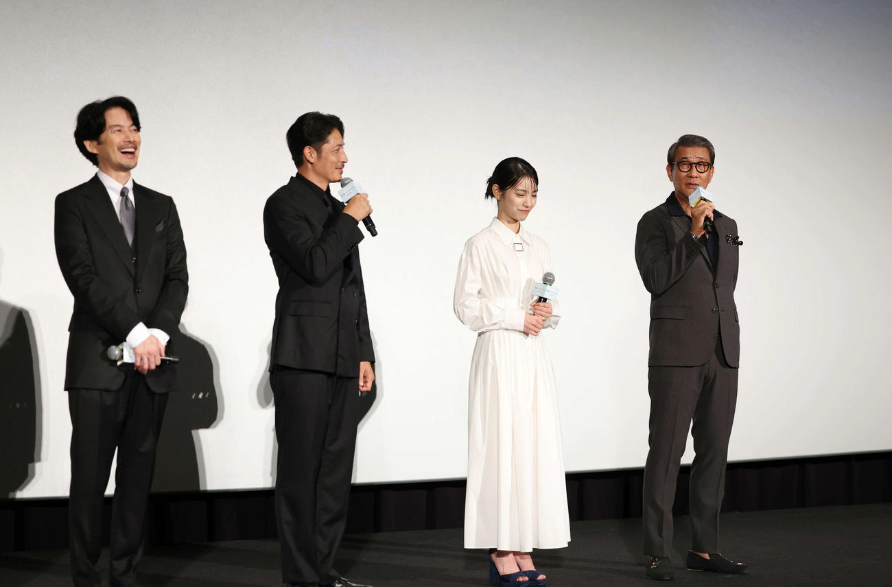 初日舞台あいさつで中井貴一（右端）の言葉に笑う左から竹野内豊、玉木宏、當真あみ（撮影・増田悦実）