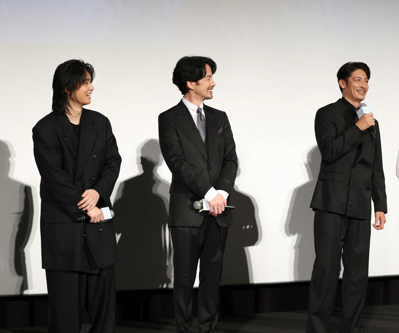 初日舞台あいさつ中井貴一の言葉に笑う左から奥平大兼、竹野内豊、玉木宏（撮影・増田悦実）