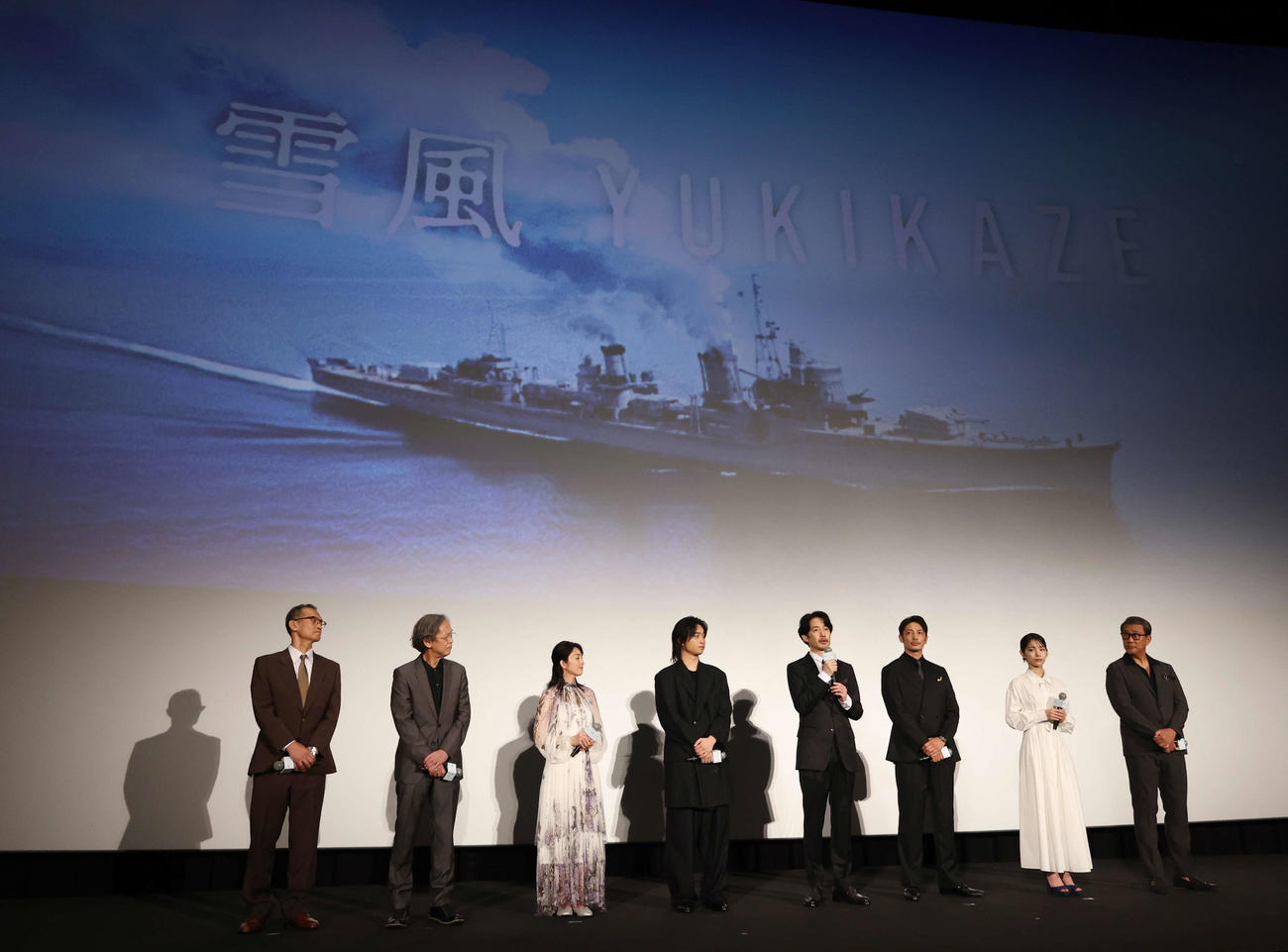 初日舞台あいさつで主演の竹野内豊（左から5人目）の話に耳を傾ける左から山田敏久監督、長谷川康夫、田中麗奈、奥平大兼、1人飛ばして玉木宏、當真あみ、中井貴一（撮影・増田悦実）