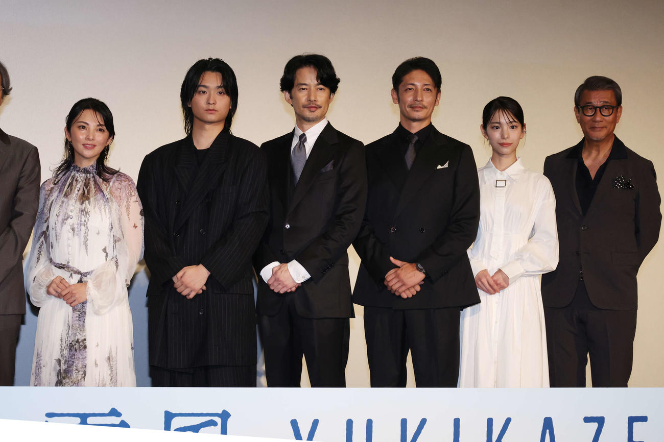 初日舞台あいさつのフォトセッションを行う左から田中麗奈、奥平大兼、竹野内豊、玉木宏、當真あみ、中井貴一（撮影・増田悦実）