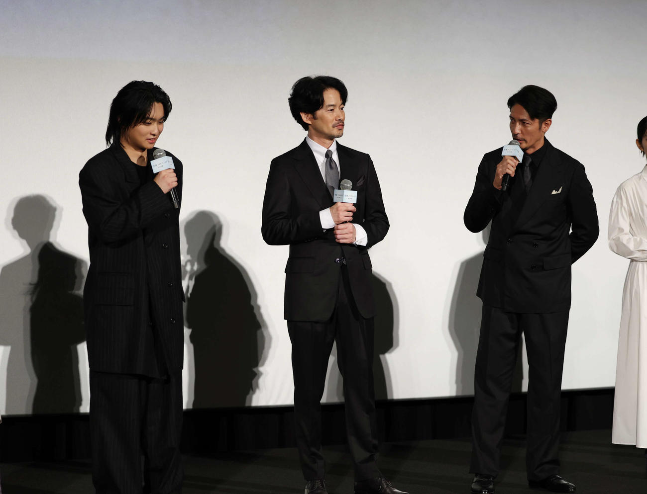初日舞台あいさつで話をする左から奥平大兼、竹野内豊、玉木宏（撮影・増田悦実）