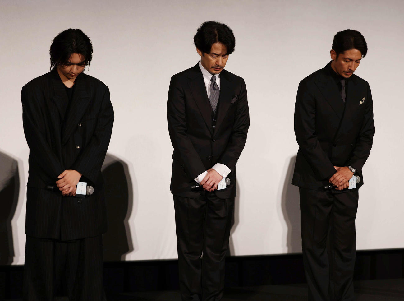 初日舞台あいさつで黙とうをする左から奥平大兼、竹野内豊、玉木宏（撮影・増田悦実）