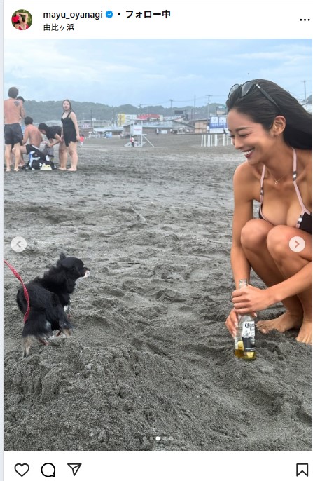 海辺で犬と見つめ合う大柳麻友（大柳麻友のインスタグラムから）