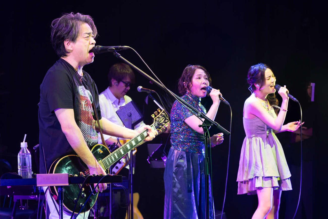 終戦の日に無料ライブイベント「HAL SUMMER LIVE～非戦～」を初開催したHAL（左）