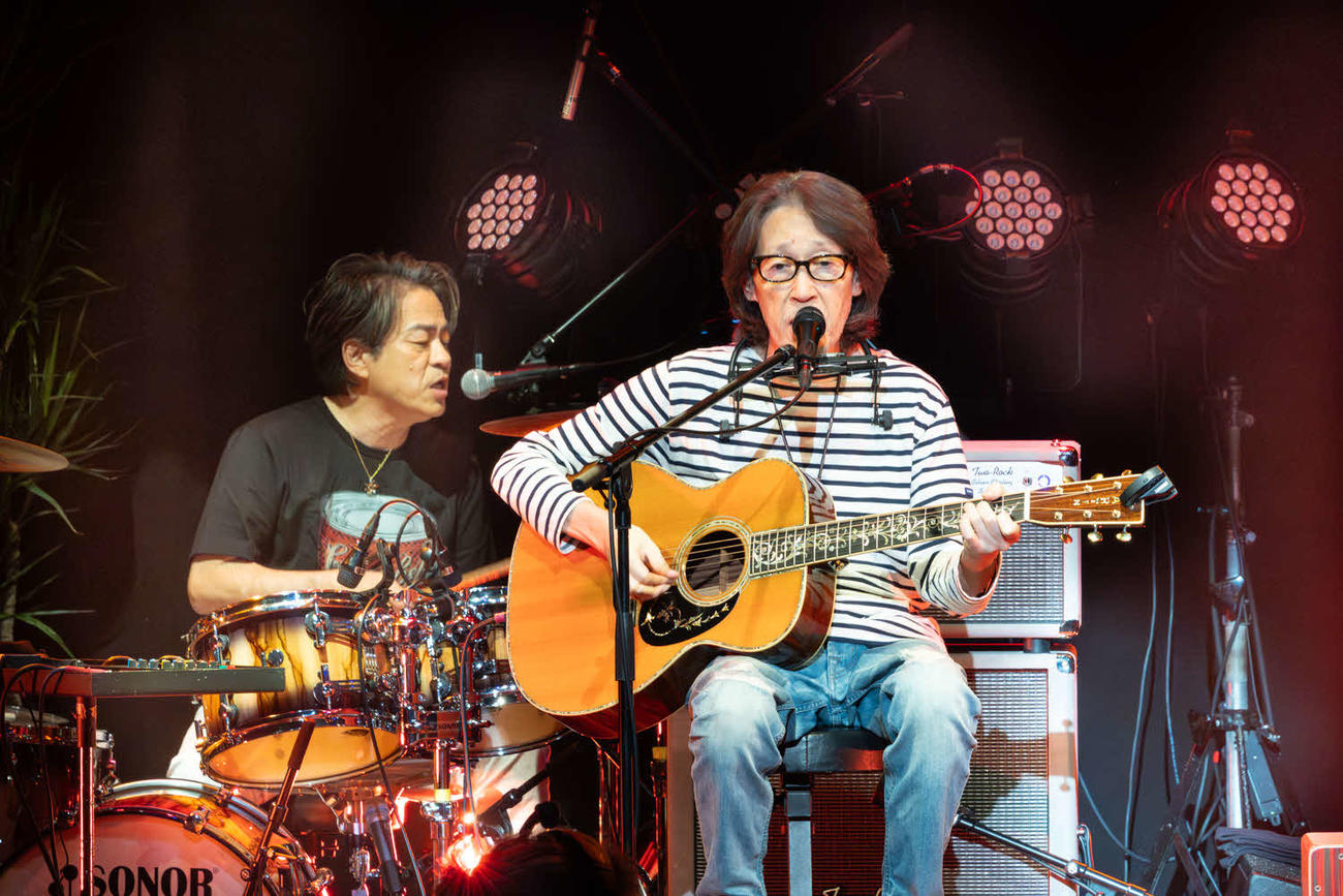 終戦の日に無料ライブイベント「HAL SUMMER LIVE～非戦～」を初開催したHAL（左）とゲスト松尾一彦