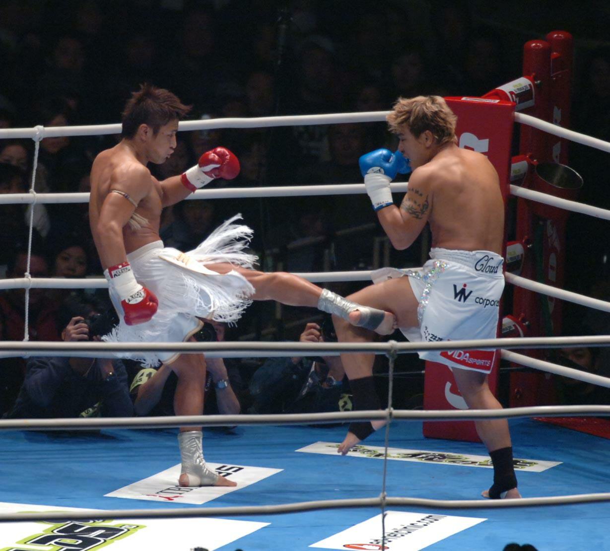 大東旭をローキックでダウンさせる魔裟斗（2005年12月31日撮影）