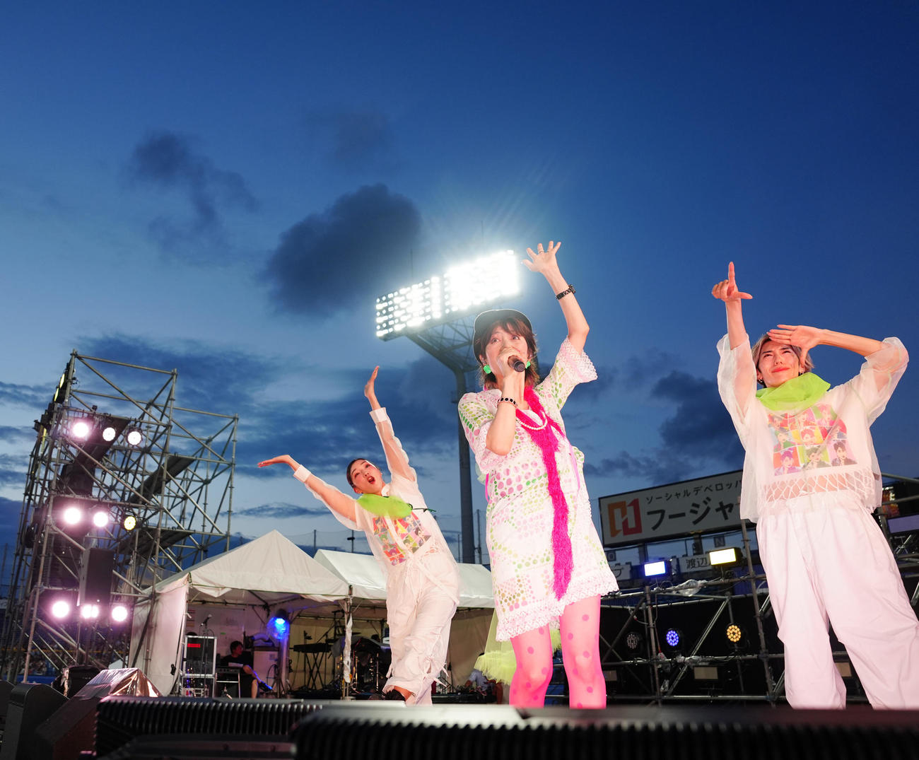 神宮球場のステージに登場し、会場を盛り上げる荻野目洋子（中央）（撮影・江口和貴）