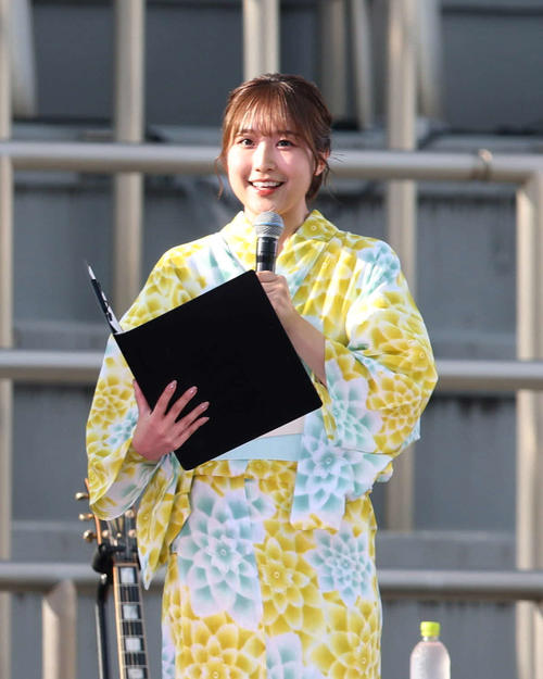 秩父宮ラグビー場でのライブに登場したテレビ朝日松岡朱里アナウンサー（撮影・増田悦実）