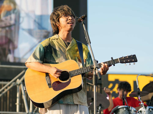 ライブで熱唱するwacci（撮影・小島史椰）