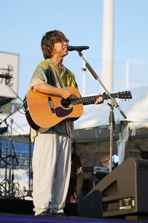ライブで熱唱するwacci（撮影・小島史椰）