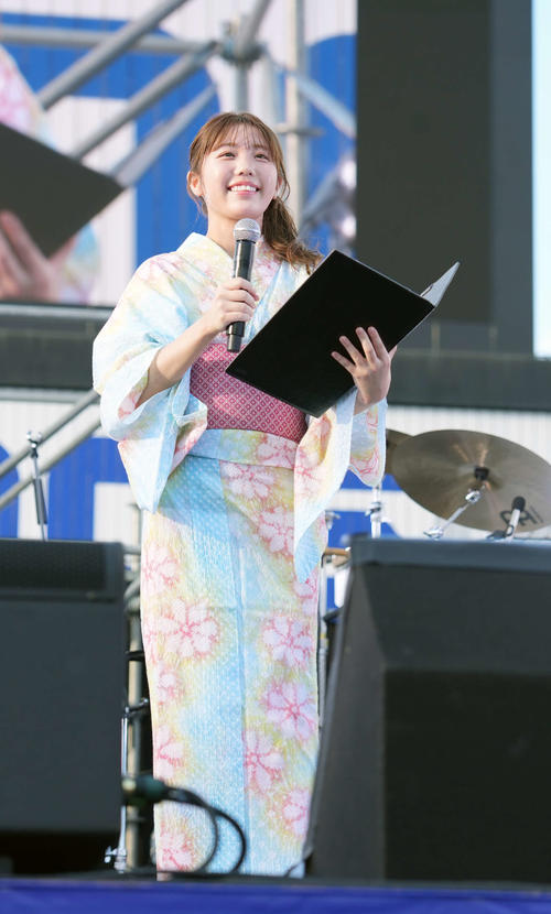 2025神宮外苑花火大会　司会を務めるテレビ朝日鈴木新彩（撮影・小島史椰）