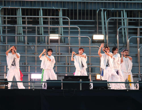 秩父宮ラグビー場でのライブに登場したLIL LEAGUE（撮影・増田悦実）