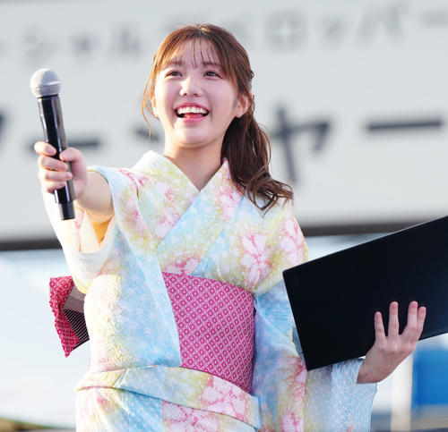 神宮球場会場で司会を務めるテレビ朝日鈴木新彩アナウンサー（撮影・江口和貴）