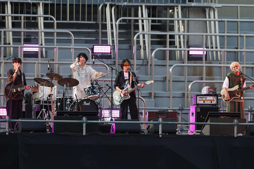 秩父宮ラグビー場でのライブに登場したosage（撮影・増田悦実）