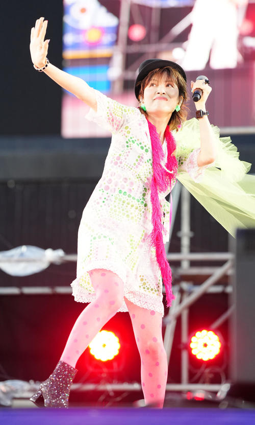 神宮球場のステージに登場し、会場を盛り上げる荻野目洋子（撮影・江口和貴）