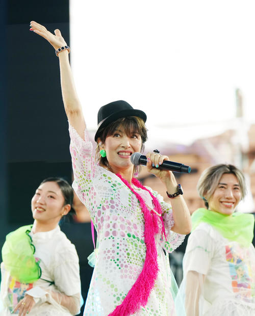 神宮球場のステージに登場し、会場を盛り上げる荻野目洋子（中央）（撮影・江口和貴）