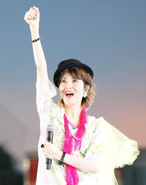 神宮球場のステージに登場し、会場を盛り上げる荻野目洋子（撮影・江口和貴）