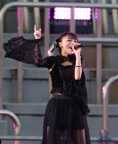 秩父宮ラグビー場でのライブに登場した澤村光彩（撮影・増田悦実）