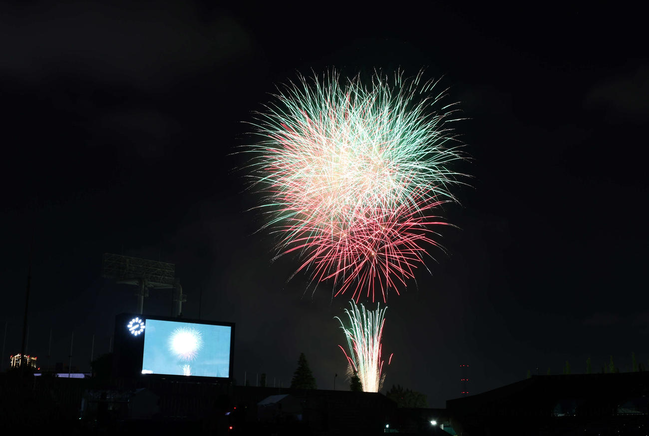 神宮の空に彩る花火（撮影・増田悦実）