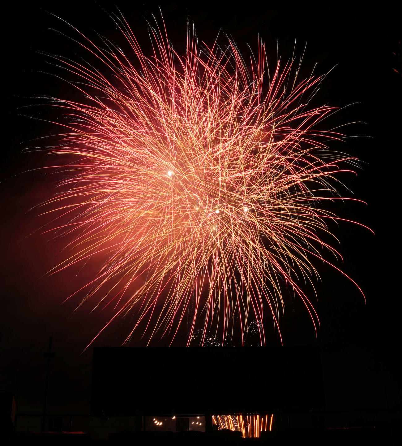 神宮の空を彩る花火（撮影・小島史椰）