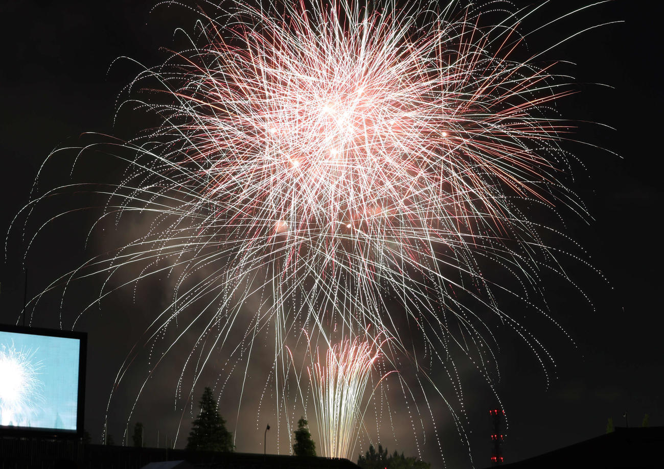 神宮の空に彩る花火（撮影・増田悦実）