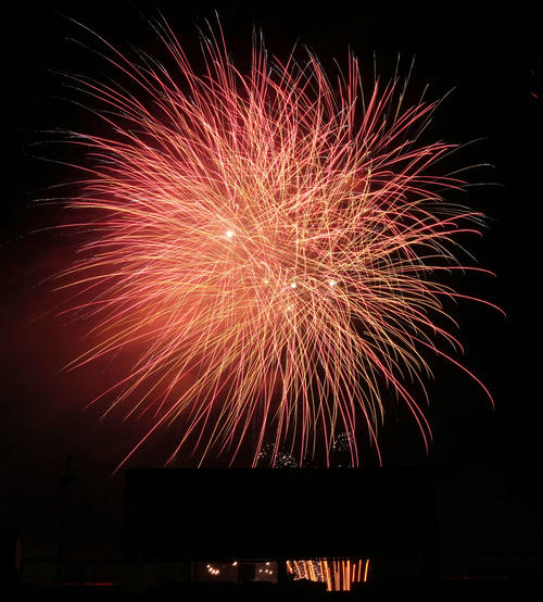 神宮の空を彩る花火（撮影・小島史椰）