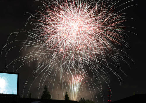 神宮の空に彩る花火（撮影・増田悦実）