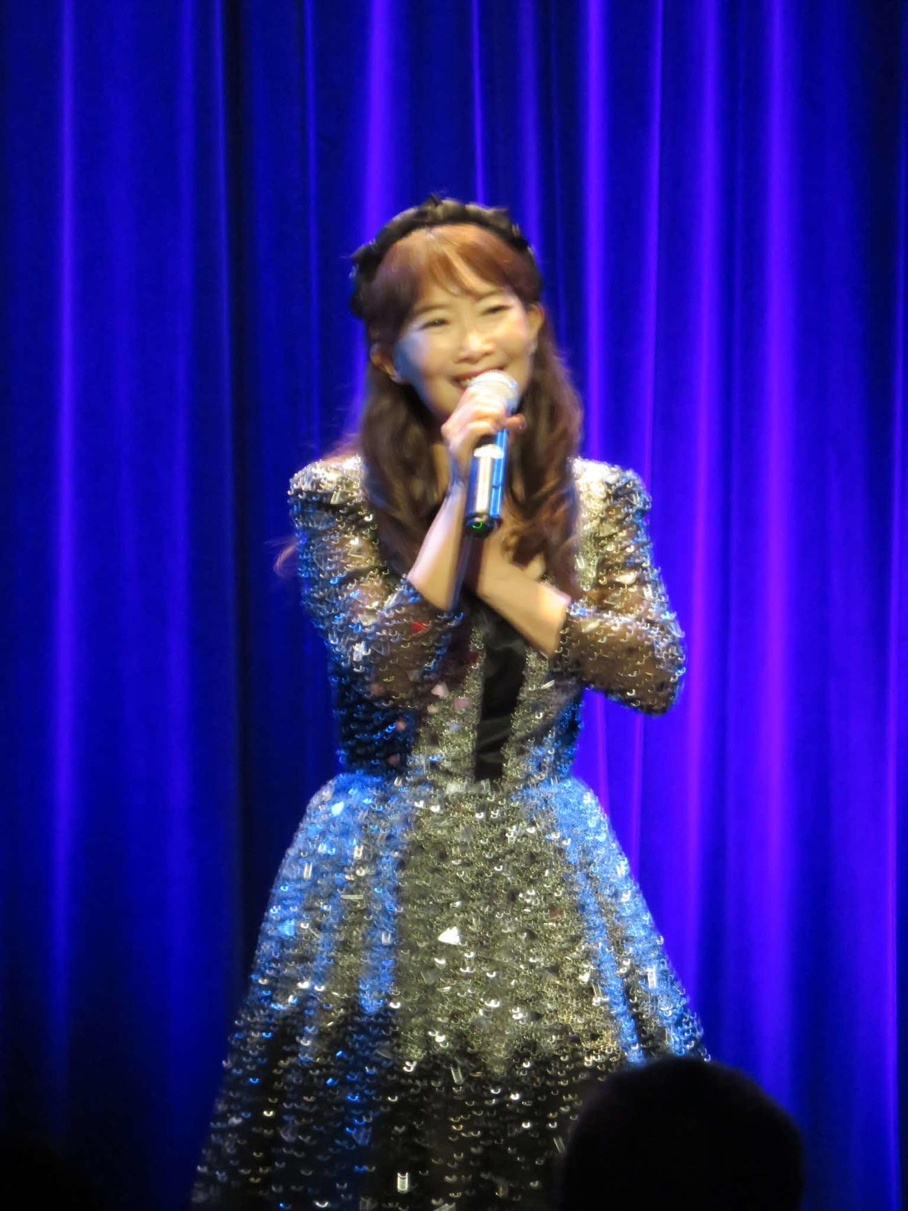 バースデイライブでアイドル時代のヒット曲を歌うアグネス・チャン