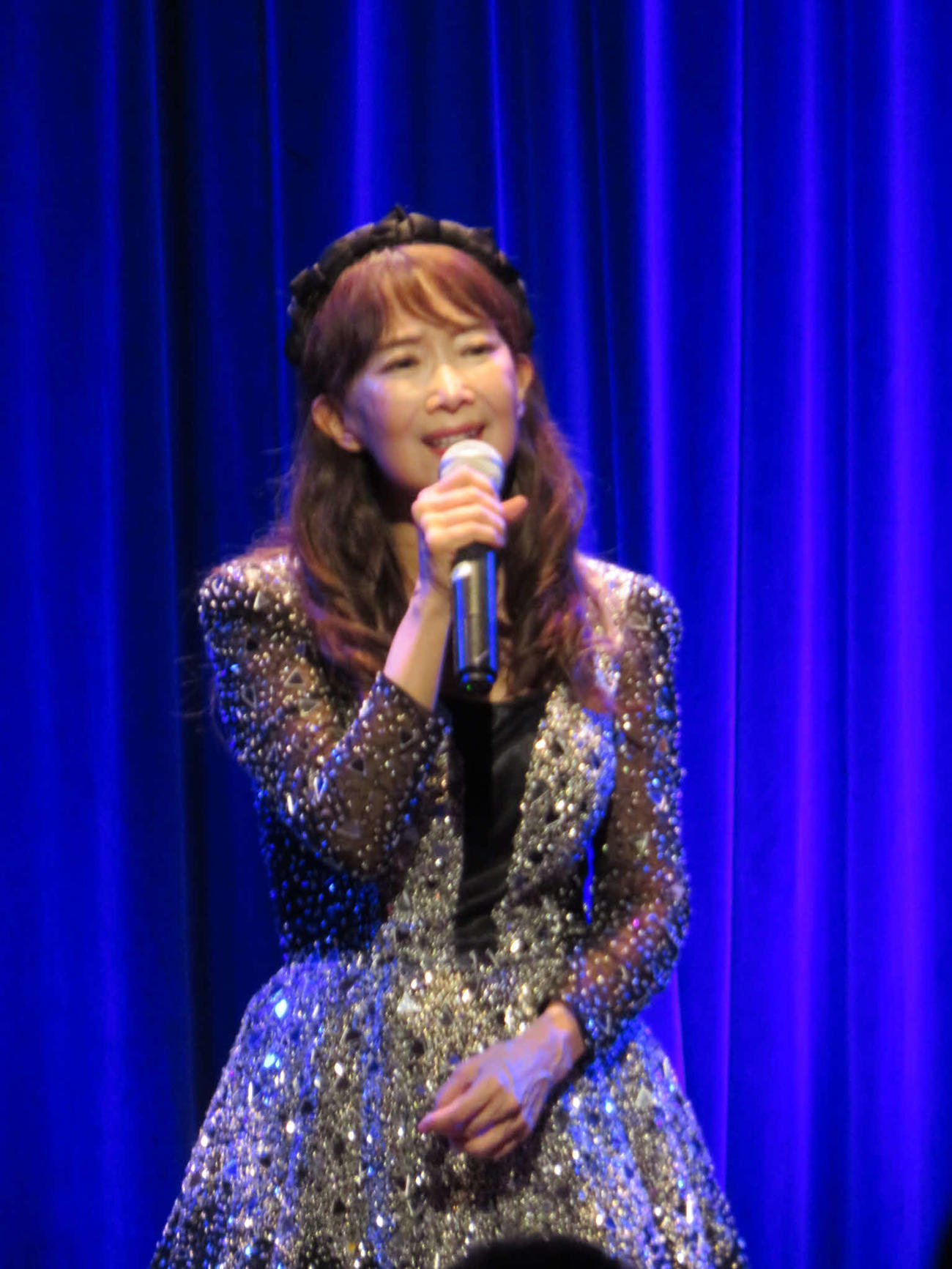 バースデイライブでアイドル時代のヒット曲を歌うアグネス・チャン