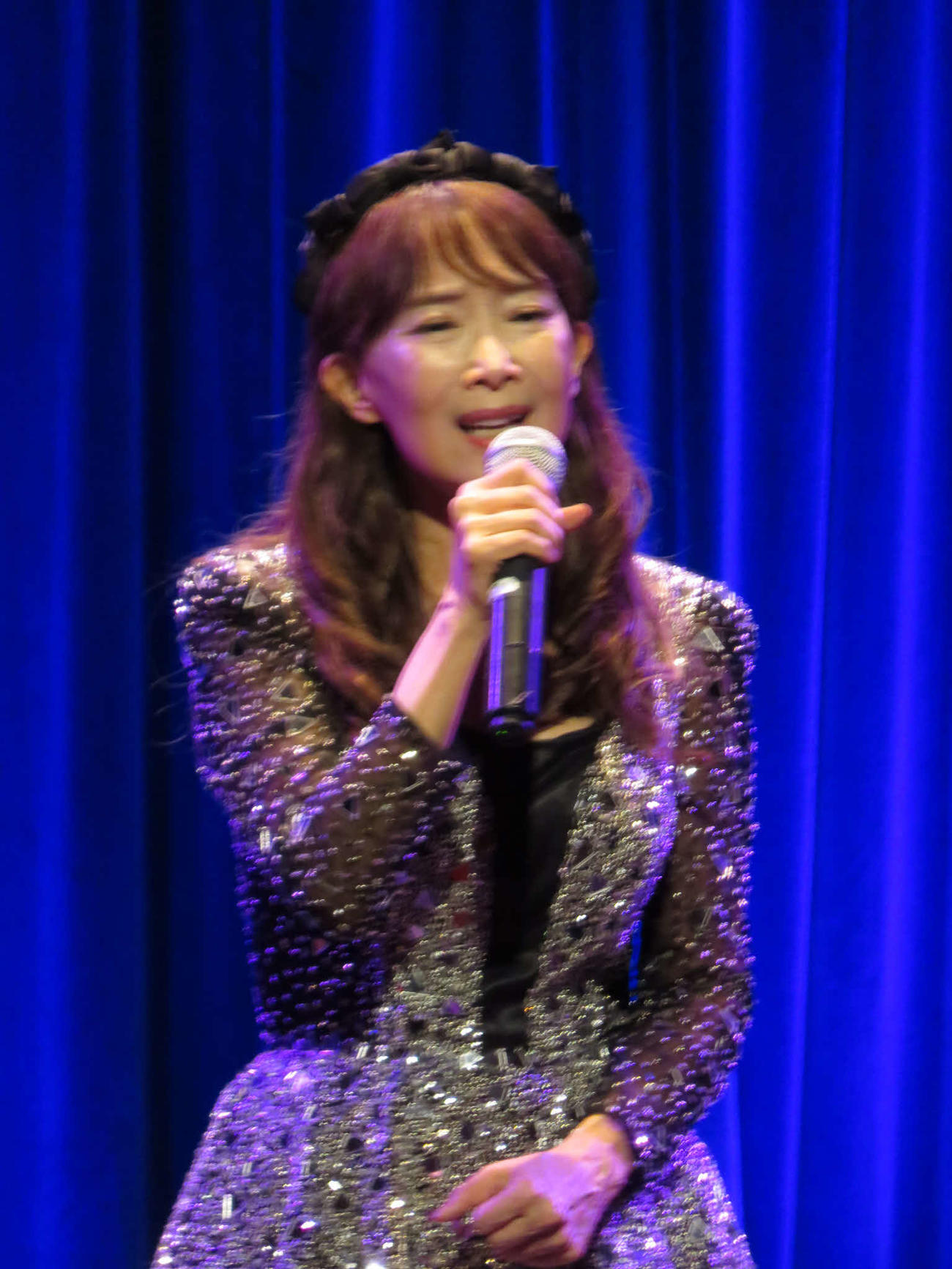バースデイライブでアイドル時代のヒット曲を歌うアグネス・チャン