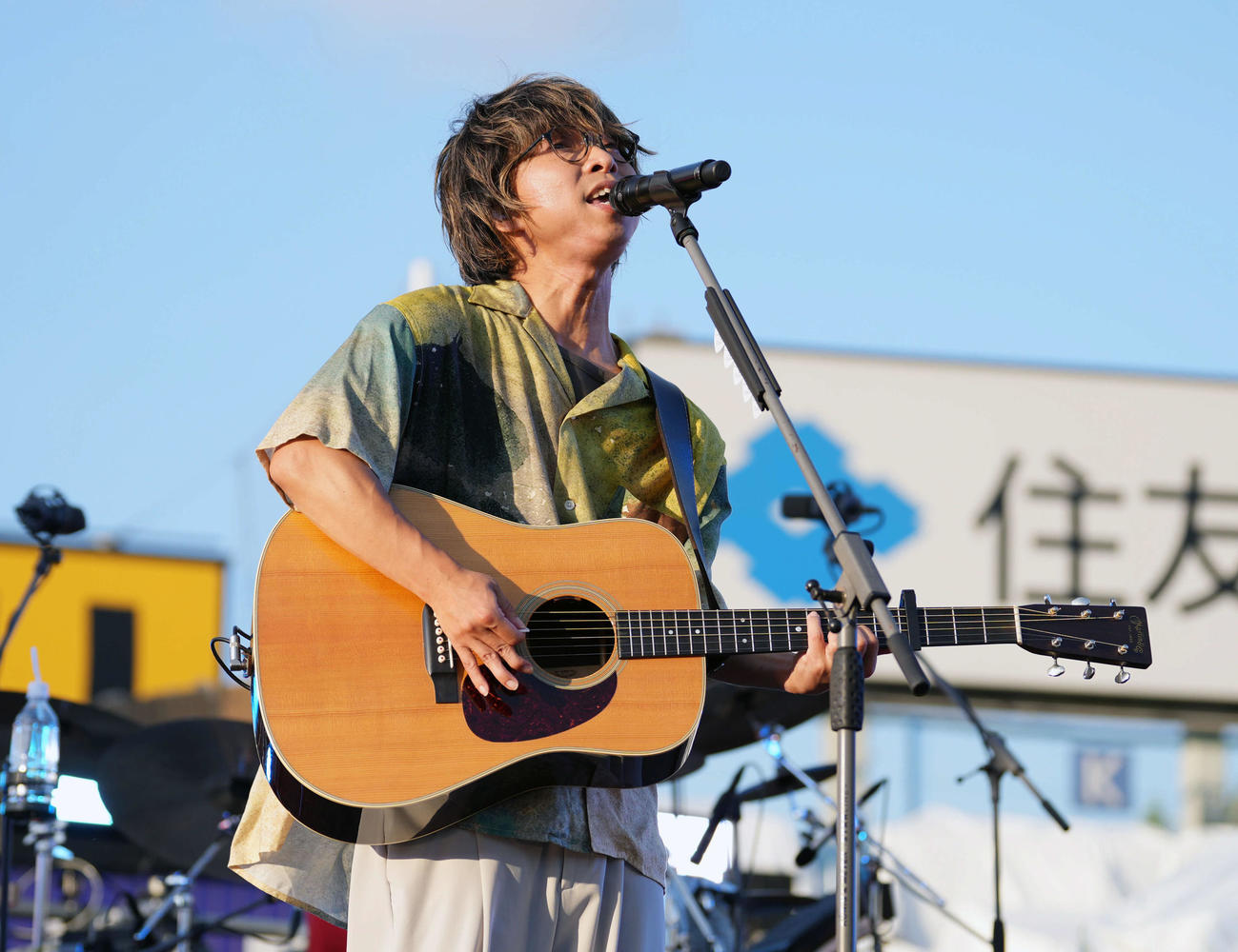 2025神宮外苑花火大会　ライブで熱唱するwacci（撮影・小島史椰）