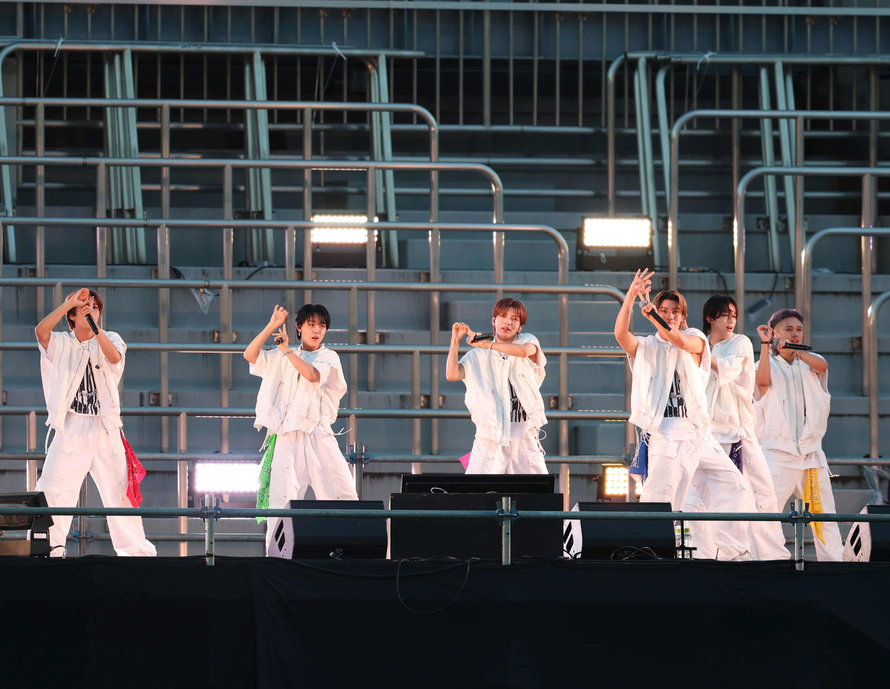 秩父宮ラグビー場でのライブに登場したLIL LEAGUE（撮影・増田悦実）