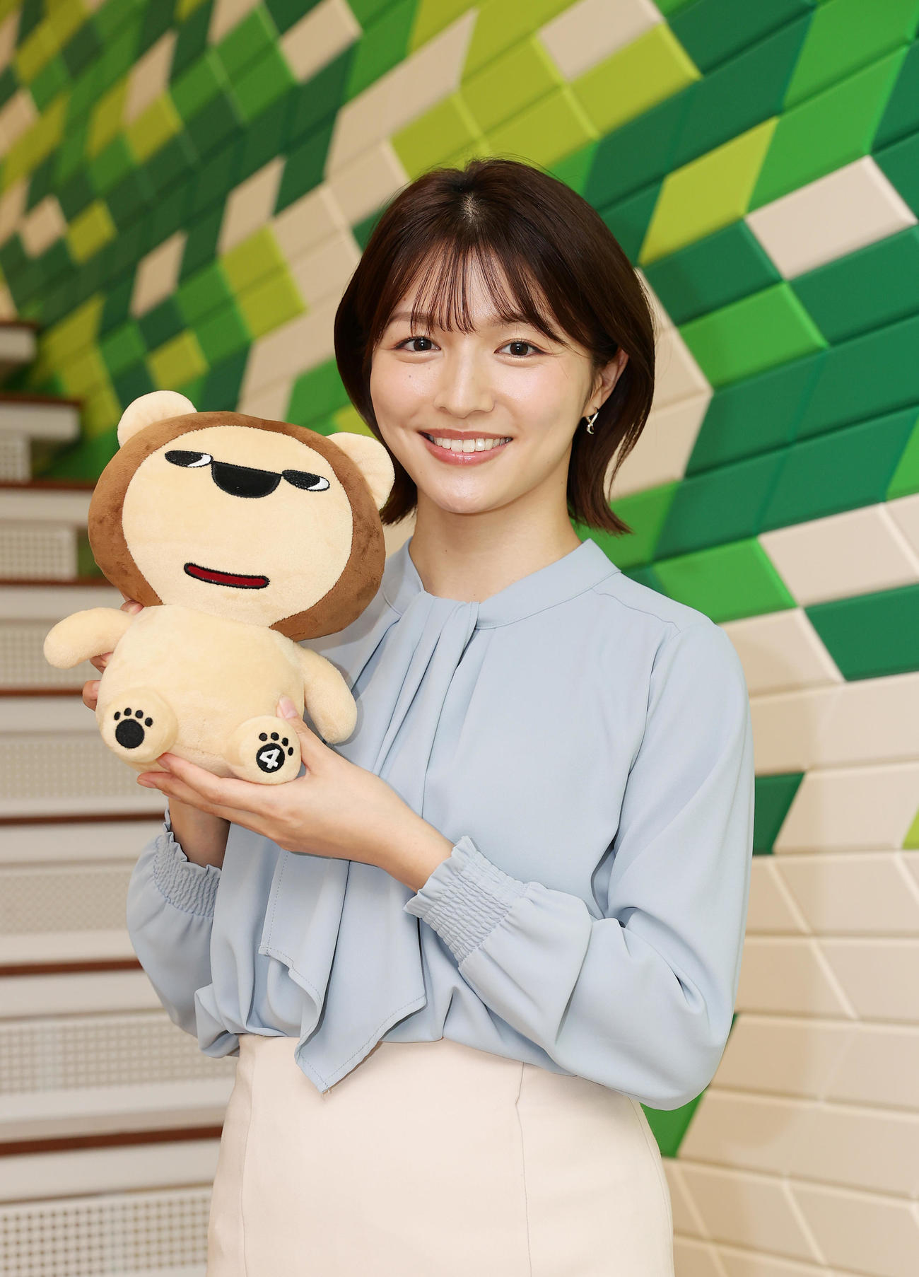 毎日放送のマスコットキャラクター「らいよんチャン」を手に笑顔を見せるMBSの清水麻椰アナウンサー（2024年11月撮影）