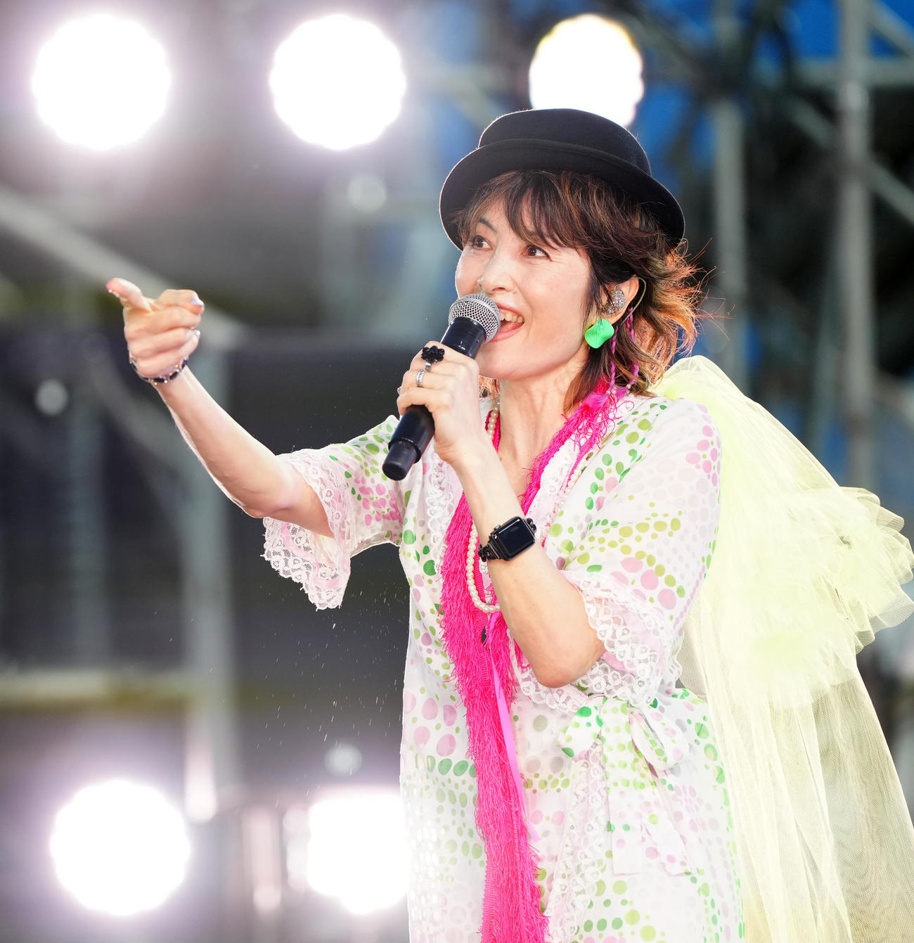 神宮球場のステージに登場し、熱唱する荻野目洋子（撮影・江口和貴）