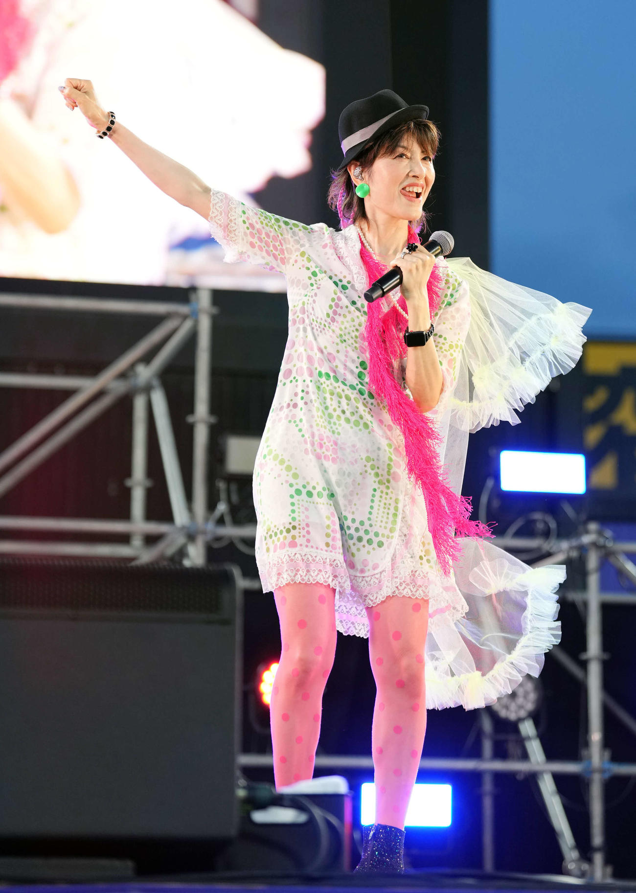 ライブで熱唱する荻野目洋子（撮影・小島史椰）