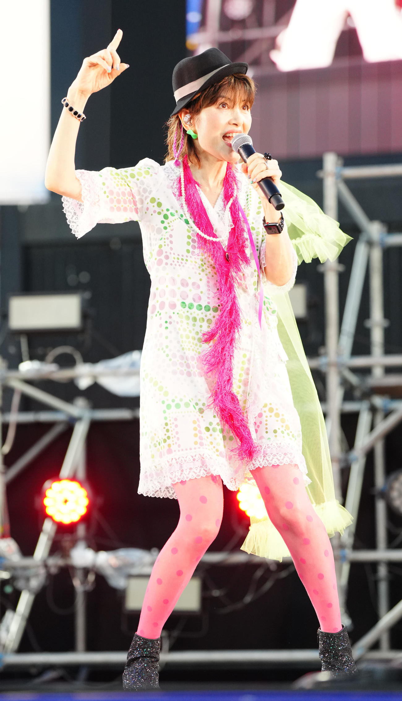 神宮球場のステージに登場し、熱唱する荻野目洋子（撮影・江口和貴）