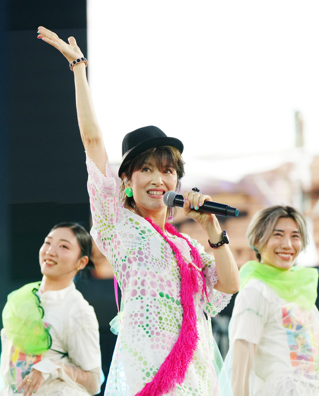 神宮球場のステージに登場し、会場を盛り上げる荻野目洋子（中央）（撮影・江口和貴）