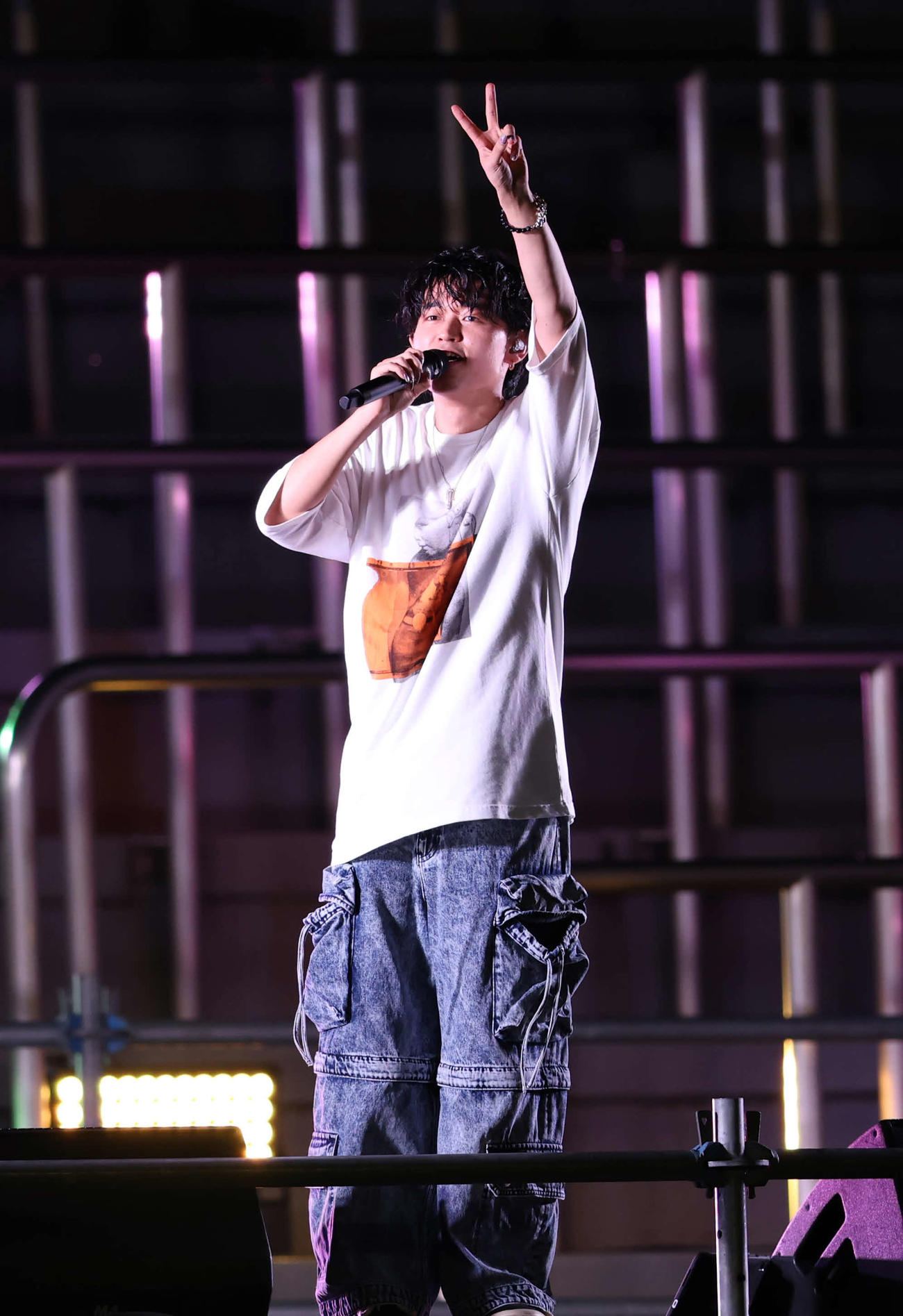 秩父宮ラグビー場でのライブに登場したTani Yuuki（撮影・増田悦実）