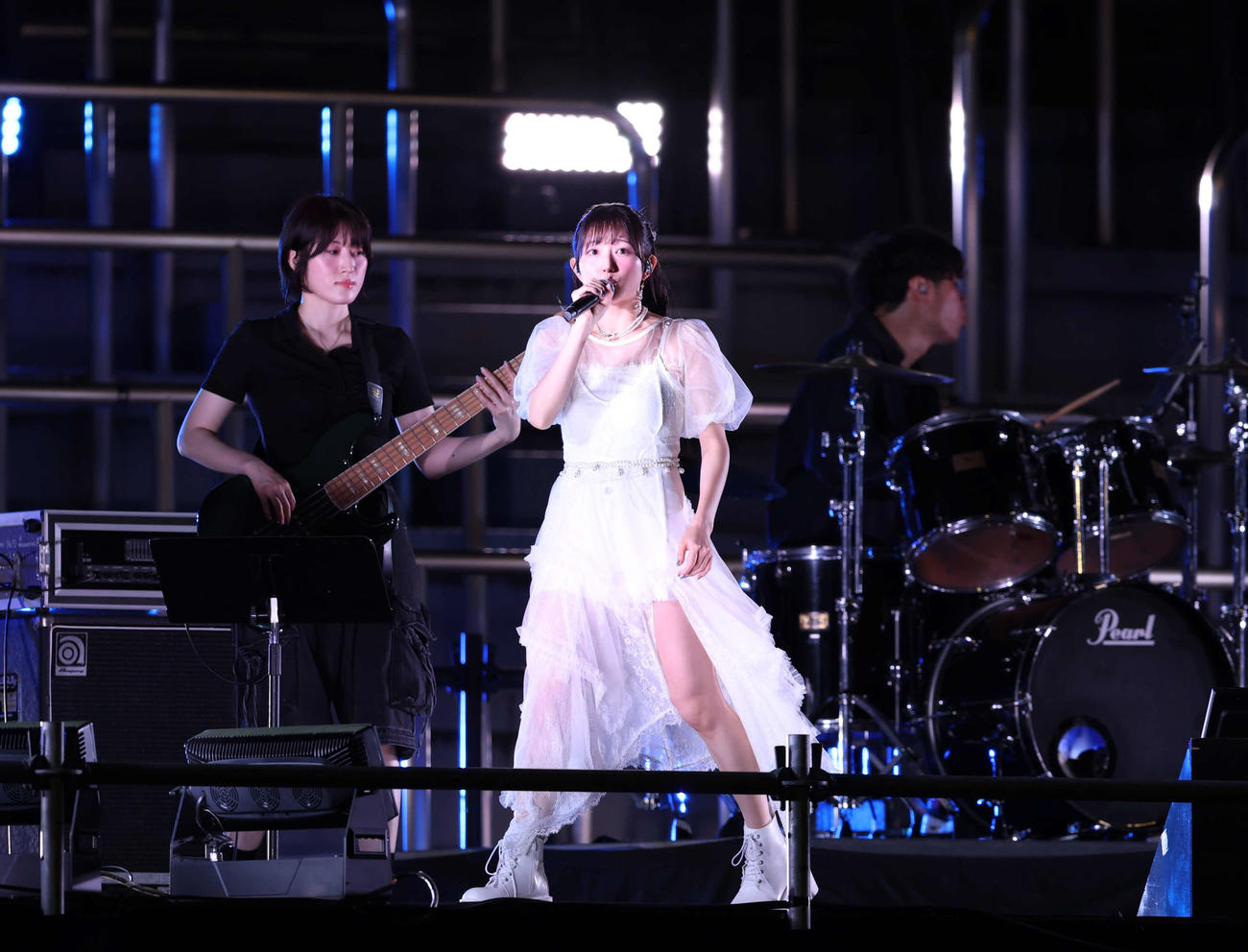 秩父宮ラグビー場でのライブに登場した青山なぎさ（撮影・増田悦実）