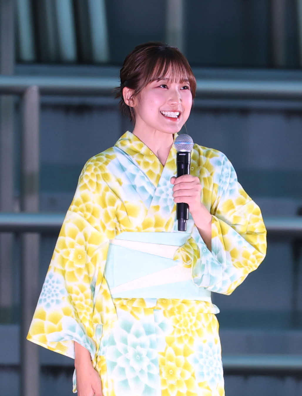 秩父宮ラグビー場でのライブに登場したテレビ朝日松岡朱里アナウンサー（撮影・増田悦実）