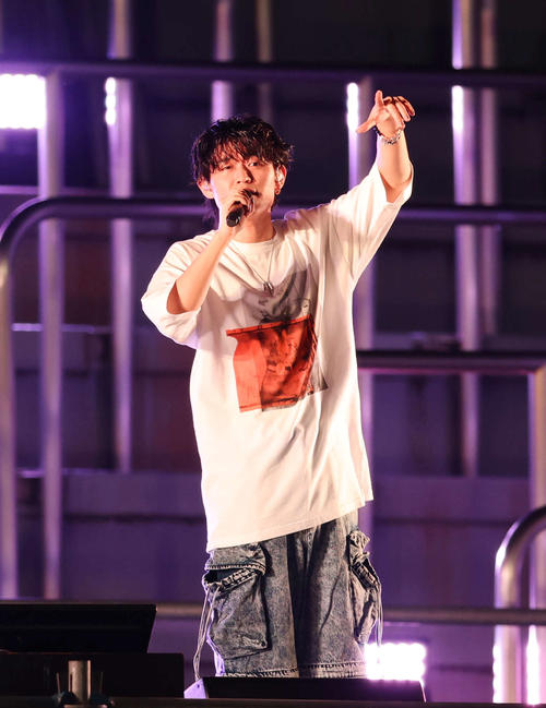 秩父宮ラグビー場でのライブに登場したTani Yuuki（撮影・増田悦実）