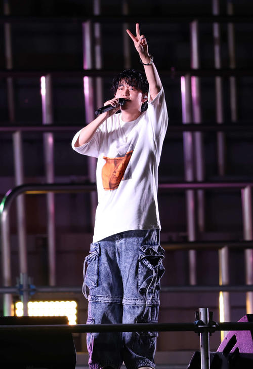 秩父宮ラグビー場でのライブに登場したTani Yuuki（撮影・増田悦実）
