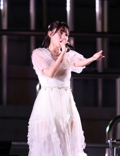 秩父宮ラグビー場でのライブに登場した青山なぎさ（撮影・増田悦実）