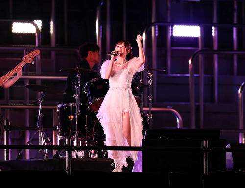 秩父宮ラグビー場でのライブに登場した青山なぎさ（撮影・増田悦実）