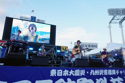 2025神宮外苑花火大会　ライブで熱唱するwacci　（撮影・小島史椰）