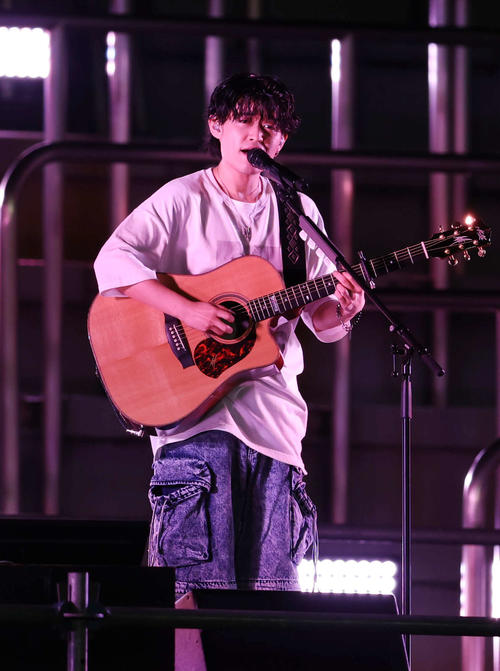 秩父宮ラグビー場でのライブに登場したTani Yuuki（撮影・増田悦実）
