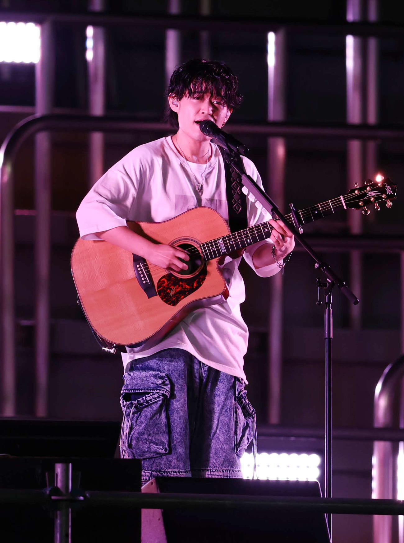 秩父宮ラグビー場でのライブに登場したTani Yuuki（撮影・増田悦実）