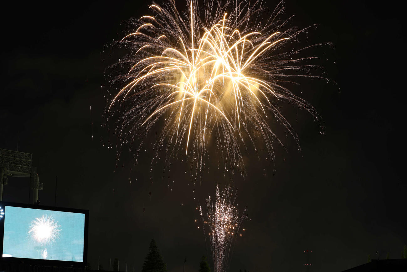 神宮の空に彩る花火（撮影・増田悦実）