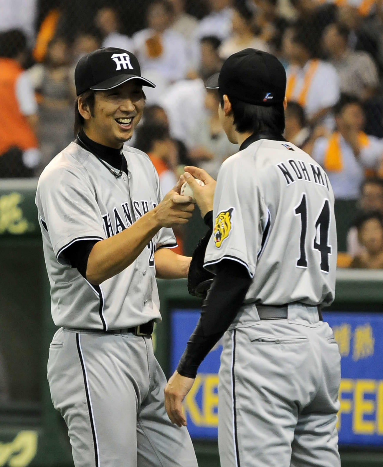巨人対阪神　能見（右）にウイニングボールを手渡す藤川（2011年8月撮影）