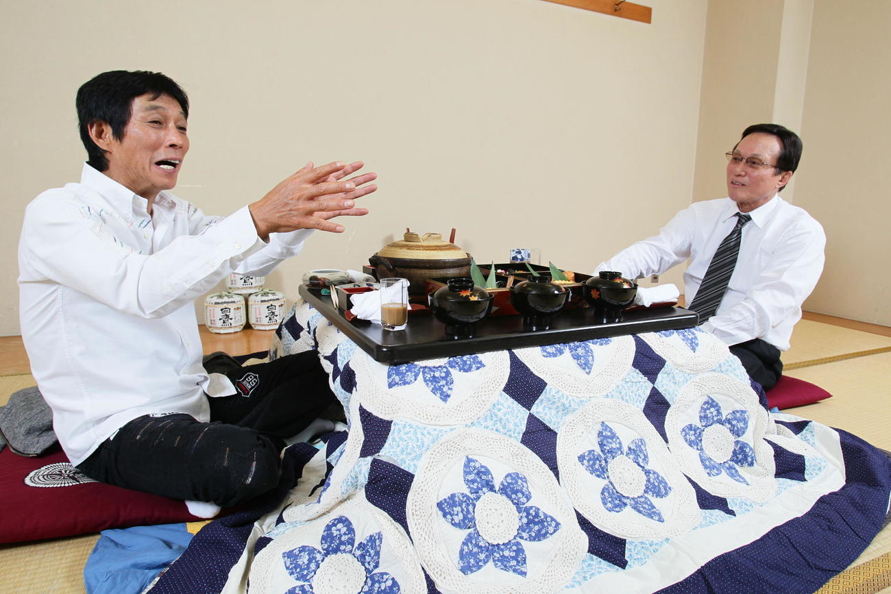 11年12月、沢穂希が来る前に2人で盛り上がる明石家さんま（左）と釜本氏